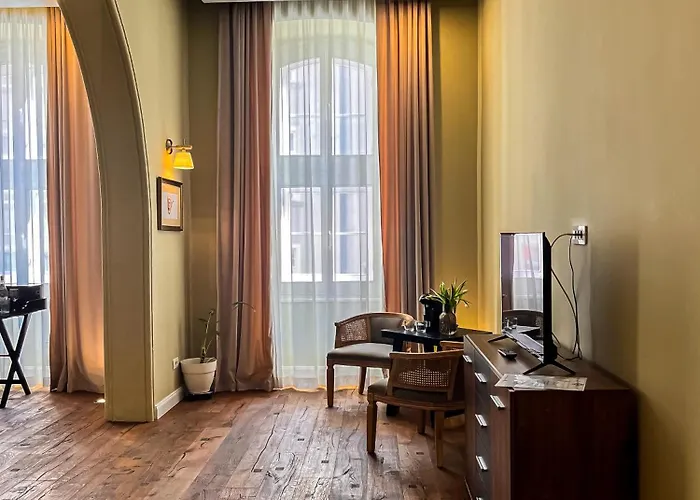 Times Square - Boutique In The Heart Of Old Town